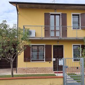 Zweifamilien Villa / Haus zu Verkauf in Goito