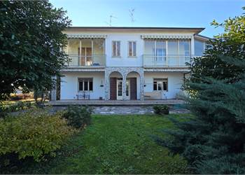 In frazione di Goito Appartamento Quadrilocale al piano terra in Villa Bifamiliare