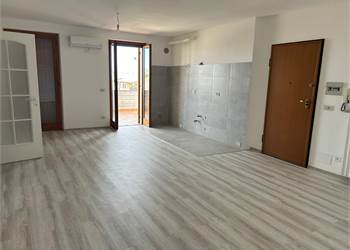 Goito Trilocale ultimo piano con grande terrazza