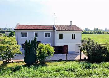 Goito, Casa di campagna indipendente con circa 9.000 mq di terreno