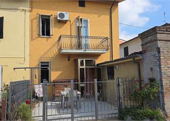 Casetta indipendente con cortiletto e tre camere a Cerlongo di Goito